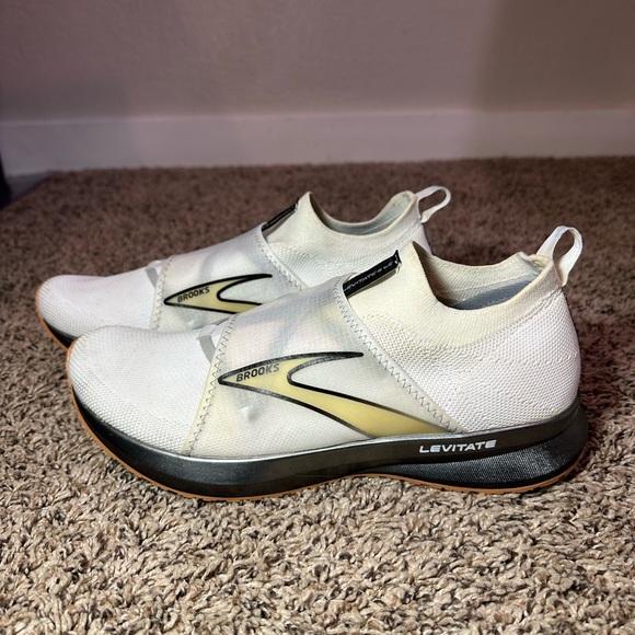 Brooks Levitate 4 LE Shoes Mens Size 9 D White Black Slip On Running Sneakers - Picture 1 of 9